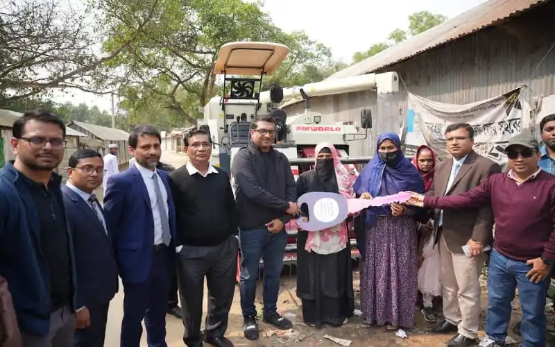কৃষকদের জন্য বিনামূল্যে আধুনিক কৃষি উপকরণ বিতরণ অনুষ্ঠানে অংশগ্রহণকারীরা. Channel i News - চ্যানেল আই নিউজ