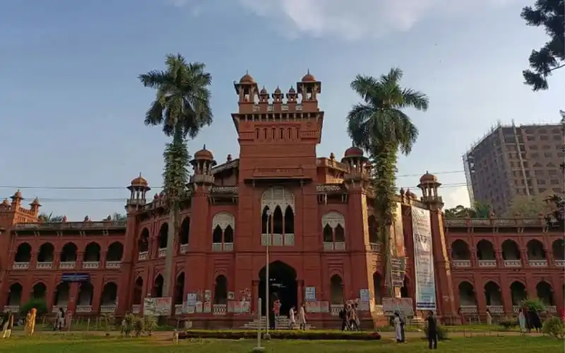 কার্জন হলের প্রাচীন স্থাপত্য ও সুন্দর উদ্যানের দৃশ্য. Channel i News - চ্যানেল আই নিউজ
