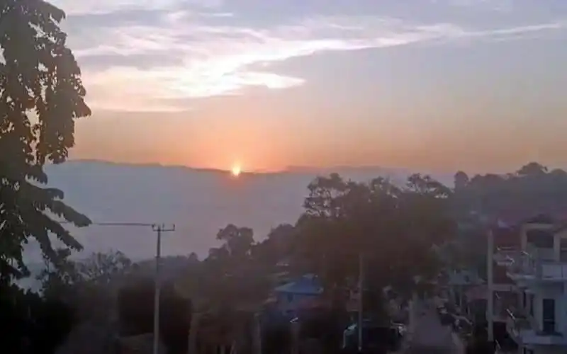 সকালবেলা সূর্যোদয়, আকাশে রঙিন আভা, পাহাড়ি এলাকা. Channel i News - চ্যানেল আই নিউজ