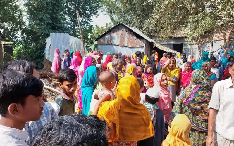 অগ্নিকাণ্ডের ঘটনাস্থলে বহু মানুষ জড়ো হয়েছে, ক্ষতিগ্রস্ত বাড়ির পাশে. Channel i News - চ্যানেল আই নিউজ