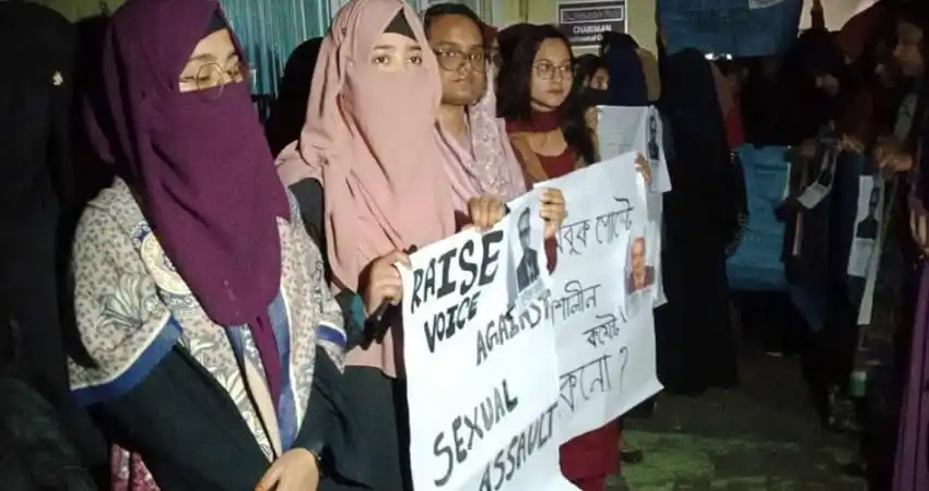 শিক্ষার্থীরা শ্লীলতাহানির অভিযোগে অধ্যাপক অপসারণের দাবিতে আন্দোলন করছে. Channel i News - চ্যানেল আই নিউজ