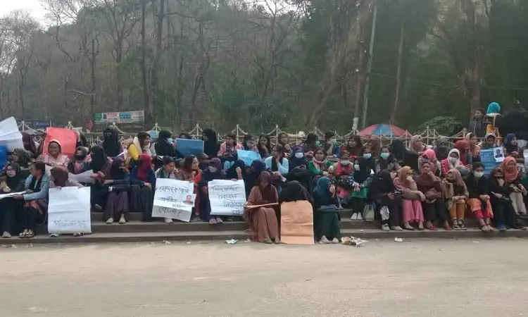 শিক্ষার্থীরা শ্লীলতাহানির অভিযোগে অধ্যাপক অপসারণের দাবিতে আন্দোলন করছে. Channel i News - চ্যানেল আই নিউজ