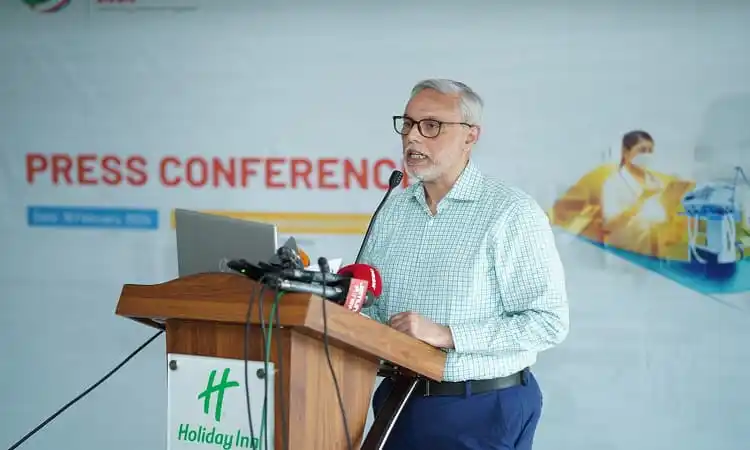 বিশেষজ্ঞ বক্তা প্রেস কনফারেন্সে বক্তব্য দিচ্ছেন. Channel i News - চ্যানেল আই নিউজ
