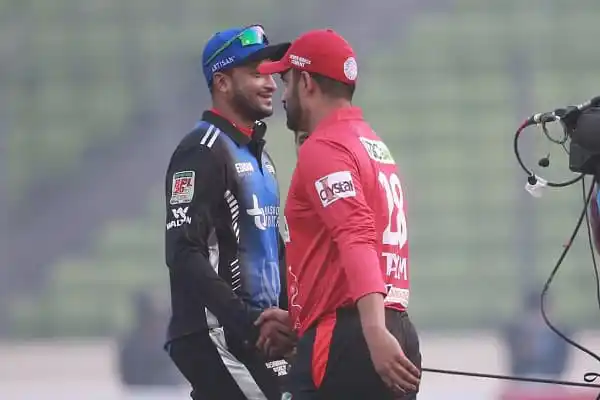 ক্রিকেট খেলোয়াড়রা একে অপরের সাথে শুভেচ্ছা বিনিময় করছেন. Channel i News - চ্যানেল আই নিউজ