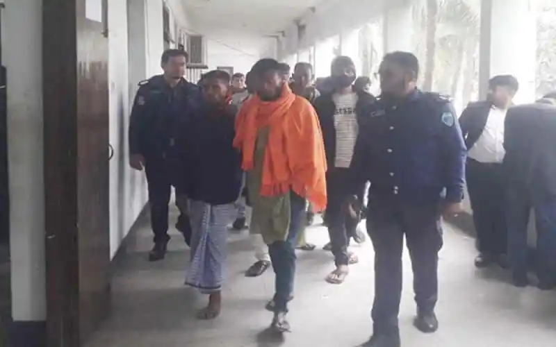 আসামিরা আদালত ভবনে আসার পথে পুলিশ ও আইনজীবীদের সঙ্গে দেখা করছে. Channel i News - চ্যানেল আই নিউজ