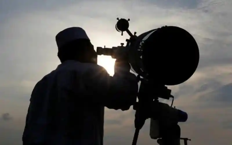 আকাশে চাঁদ দেখার জন্য astronomer সূর্যের আলোতে তাকাচ্ছে. Channel i News - চ্যানেল আই নিউজ