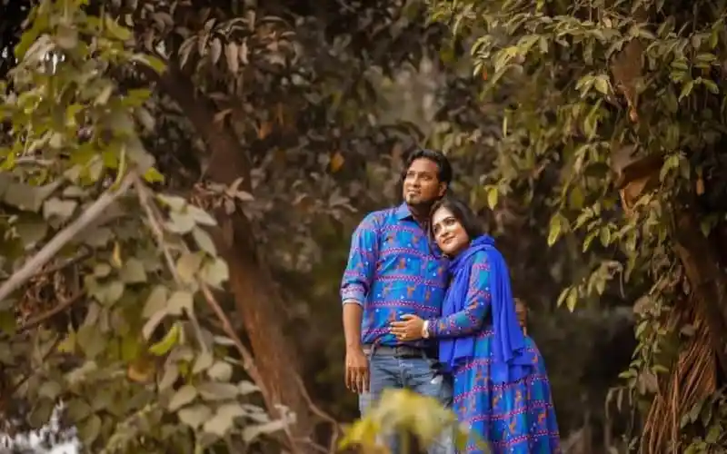 প্রেমিক যুগল বনজ গাছে ঘেরা পরিবেশে আলিঙ্গন করছে. Channel i News - চ্যানেল আই নিউজ