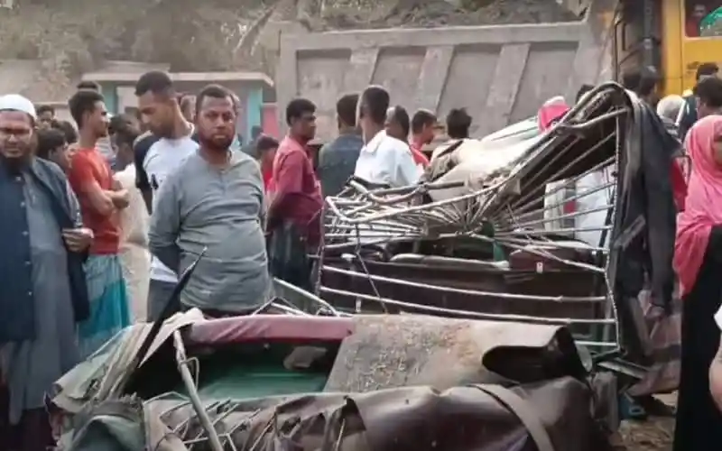 পিকআপ ও অটোরিকশার মুখোমুখি সংঘর্ষের দৃশ্য, নিহত ও আহতদের জন্য জরুরি পরিস্থিতি. Channel i News - চ্যানেল আই নিউজ
