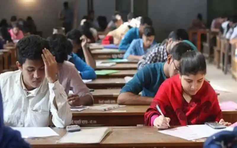 মেডিকেল ভর্তি পরীক্ষার জন্য ছাত্রছাত্রীরা প্রস্তুতি নিচ্ছে. Channel i News - চ্যানেল আই নিউজ