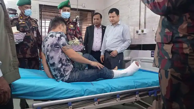 বিজিপি সদস্যদের হাসপাতালে চিকিৎসাধীন অবস্থায় দেখা যাচ্ছে. Channel i News - চ্যানেল আই নিউজ