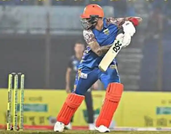 বাংলাদেশ ক্রিকেটার ব্যাটিং করছে, খেলাধুলার দৃশ্য. Channel i News - চ্যানেল আই নিউজ