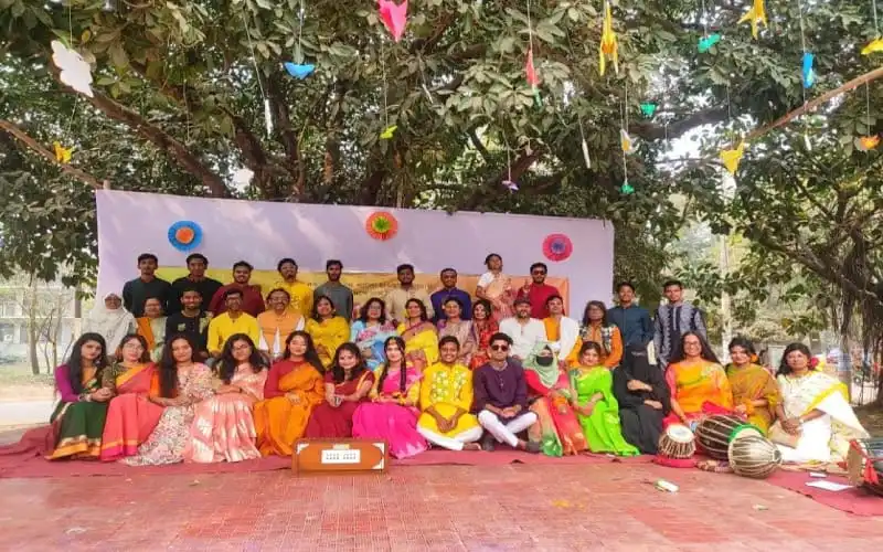 বাংলাদেশের বিভিন্ন পেশার মানুষ বসন্ত উৎসবে অংশগ্রহণ করছে. Channel i News - চ্যানেল আই নিউজ