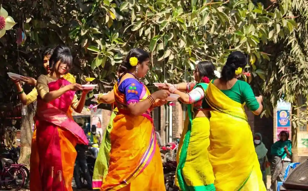 বসন্তের আনন্দে নারী নাচ ও গানের পরিবেশ, ফুলের সাজে সেজে উঠেছে পরিবেশ. Channel i News - চ্যানেল আই নিউজ