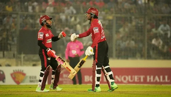 বাংলাদেশ ক্রিকেটাররা মাঠে জোড়া হাত মিলিয়ে উল্লাস করছে।. Channel i News - চ্যানেল আই নিউজ
