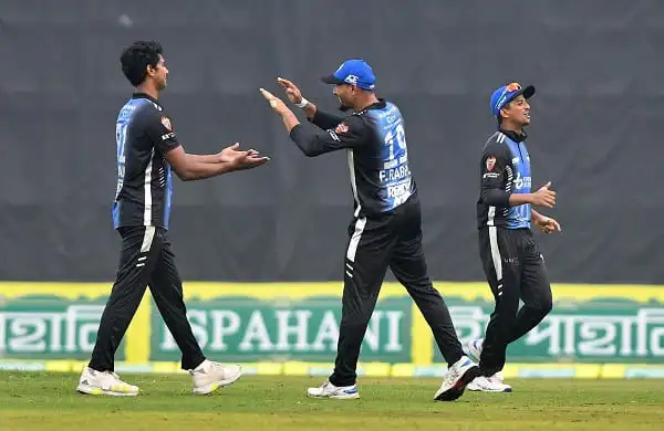 বাংলাদেশ ক্রিকেটাররা মাঠে টানা পাঁচ উইকেটের উদযাপন করছে. Channel i News - চ্যানেল আই নিউজ