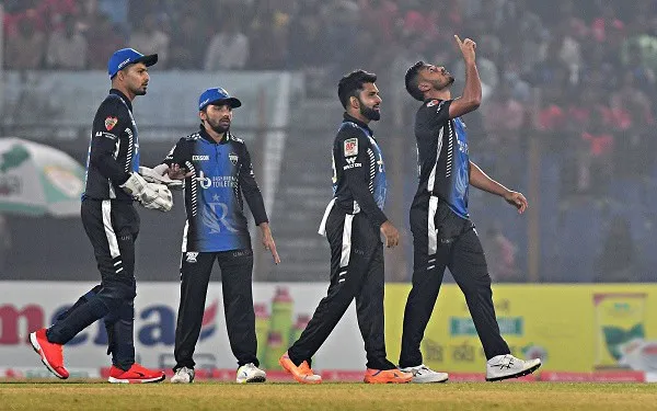 বাংলাদেশ ক্রিকেট দলের খেলোয়াড়রা মাঠে জয় উদযাপন করছে।. Channel i News - চ্যানেল আই নিউজ