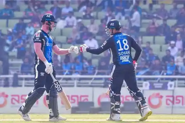ক্রিকেট খেলোয়াড়রা মাঠে একে অপরকে শুভেচ্ছা জানাচ্ছেন. Channel i News - চ্যানেল আই নিউজ