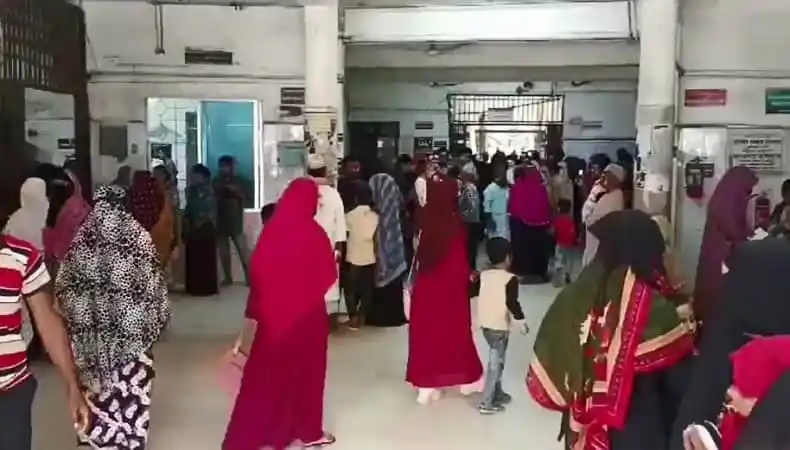 হাসপাতালের লিফট সার্ভিসিং করতে গিয়ে শ্রমিকের মৃত্যু, হাসপাতালে ভিড়. Channel i News - চ্যানেল আই নিউজ