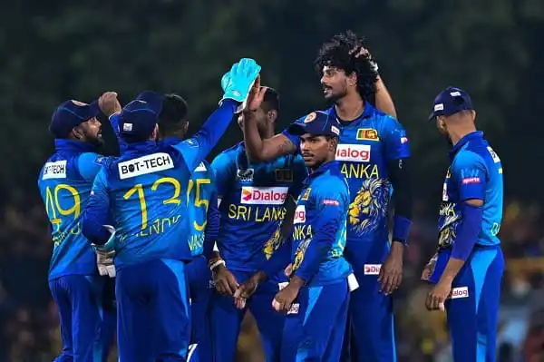 শ্রীলঙ্কা ক্রিকেট দল মাঠে একত্রিত, উদযাপন করছে জয়. Channel i News - চ্যানেল আই নিউজ