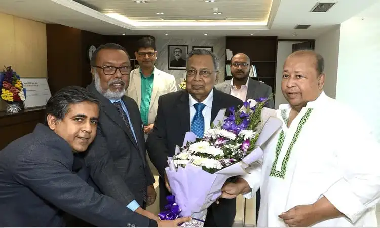 অর্থমন্ত্রীকে ফুলের তোড়া প্রদান করছেন অতিথিরা. Channel i News - চ্যানেল আই নিউজ