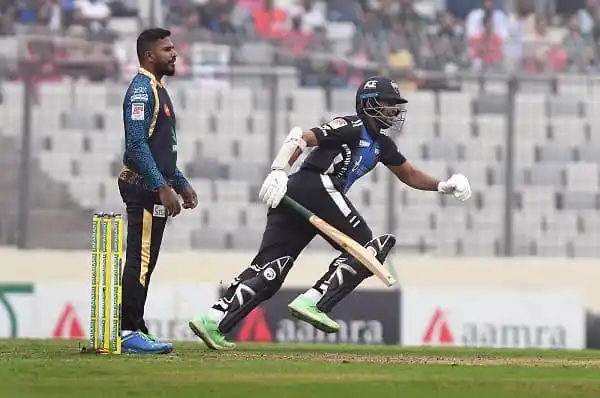 বাংলাদেশ ক্রিকেটার রান আউটের জন্য দৌড়াচ্ছেন, মাঠে খেলা চলছে. Channel i News - চ্যানেল আই নিউজ
