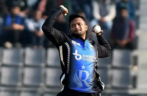 রংপুরের ক্রিকেটার সাকিব বল ছুঁড়ে ফেলে উল্লাস প্রকাশ করছেন. Channel i News - চ্যানেল আই নিউজ