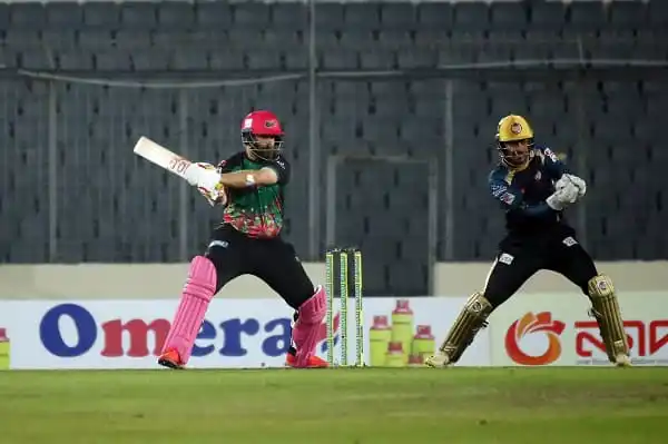 ক্রিকেট খেলোয়াড়রা মাঠে ব্যাট ও উইকেটের সঙ্গে প্রতিদ্বন্দ্বিতা করছে।. Channel i News - চ্যানেল আই নিউজ