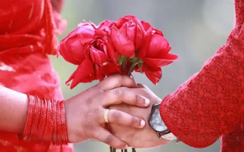 প্রেমের প্রতীক হিসেবে লাল গোলাপের হাত ধরা. Channel i News - চ্যানেল আই নিউজ