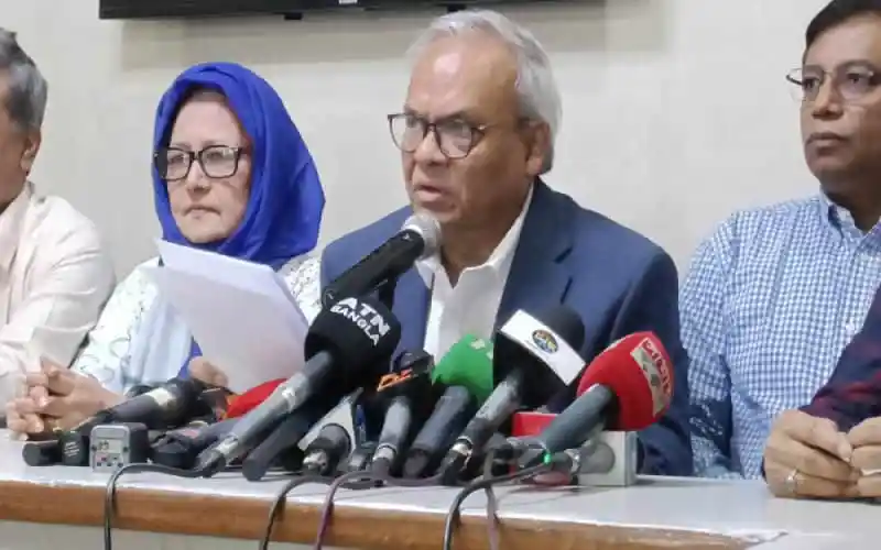 রিজভী সাংবাদিকদের সামনে বক্তব্য দিচ্ছেন, বিভিন্ন মাইক্রোফোনের সামনে. Channel i News - চ্যানেল আই নিউজ