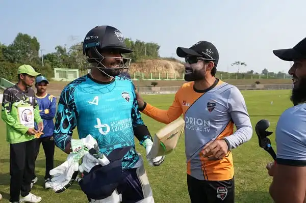ক্রিকেটাররা মাঠে একে অপরের সাথে শুভেচ্ছা বিনিময় করছেন. Channel i News - চ্যানেল আই নিউজ