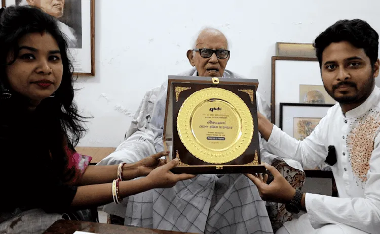 ভাষা সৈনিক আহমদ রফিককে সম্মাননা প্রদান করছেন কিউবিটস টেকনোলজিসের প্রতিনিধিরা. Channel i News - চ্যানেল আই নিউজ