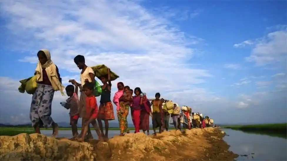 রোহিঙ্গা শরণার্থীরা বাংলাদেশের কক্সবাজারের উপকূলে হাঁটছে।. Channel i News - চ্যানেল আই নিউজ