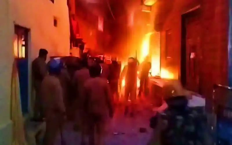 অগ্নিকাণ্ডের ঘটনায় ধোঁয়া ও আগুন ছড়িয়ে পড়ছে, লোকজন দেখছে।. Channel i News - চ্যানেল আই নিউজ