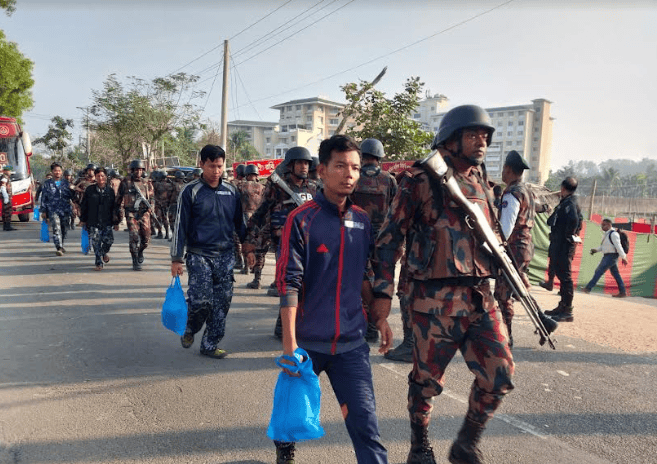 সৈন্য ও সাধারণ মানুষ সীমান্তে ফিরছে, নিরাপত্তা বাহিনী উপস্থিত. Channel i News - চ্যানেল আই নিউজ