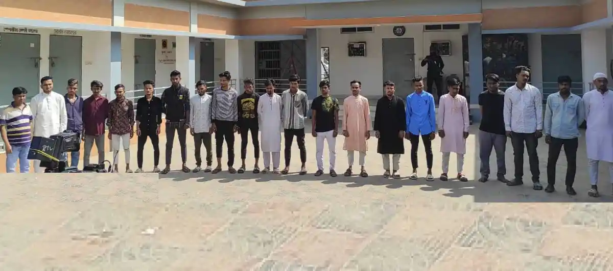নির্মাণ শ্রমিকরা একত্রে দাঁড়িয়ে আছেন, চ্যানেল আই অনলাইন. Channel i News - চ্যানেল আই নিউজ