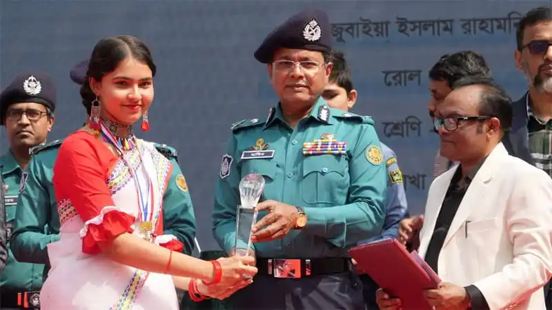 বাংলাদেশ পুলিশ মহাপরিদর্শক মনুষ্যত্ববোধের জন্য শিক্ষার্থীদের উদ্বুদ্ধ করছেন।. Channel i News - চ্যানেল আই নিউজ