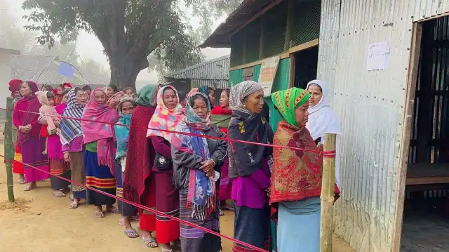 বাংলাদেশের ভোটাররা ভোটের জন্য লাইনে দাঁড়িয়ে, নিরাপত্তা ও স্বচ্ছতার জন্য অপেক্ষা করছে. Channel i News - চ্যানেল আই নিউজ