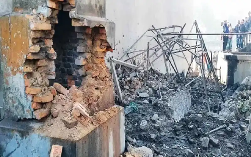 ঠাকুরগাঁওয়ে বয়লার বিস্ফোরণে ধ্বংসস্তূপের ছবি. Channel i News - চ্যানেল আই নিউজ