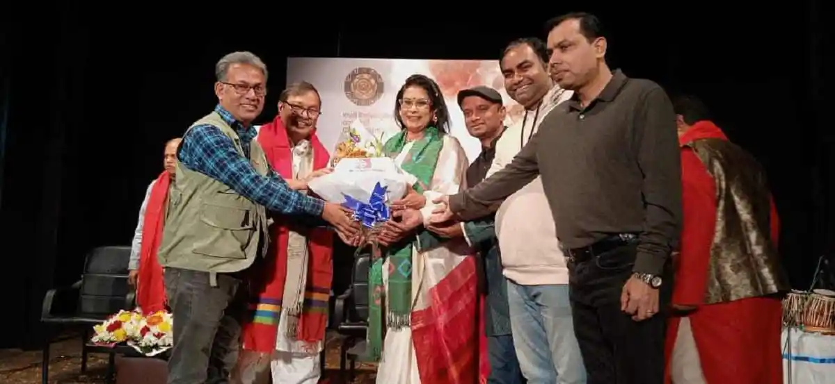 সংগীত সংগঠন সমন্বয় পরিষদের সদস্যরা বন্যাকে সংবর্ধনা দিচ্ছেন. Channel i News - চ্যানেল আই নিউজ