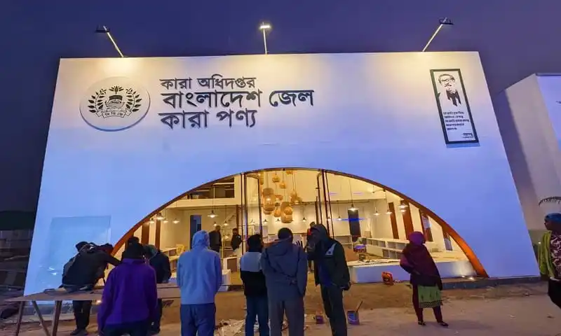 কোতোয়ালি থানার নতুন ভবনের সামনে মানুষজনের ভিড়. Channel i News - চ্যানেল আই নিউজ
