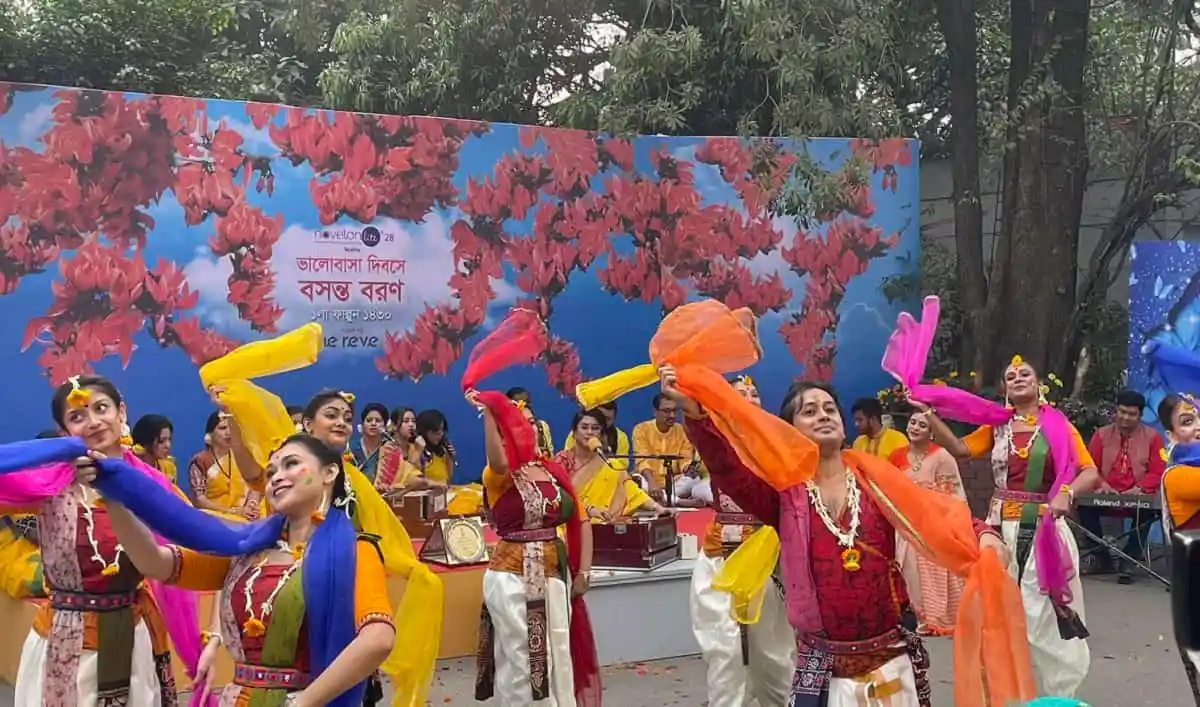 বসন্ত বরণ উৎসবের নৃত্য পরিবেশনা, বিভিন্ন বয়সের মানুষ অংশগ্রহণ করছে. Channel i News - চ্যানেল আই নিউজ