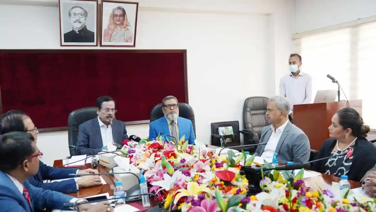 বস্ত্রখাতের উন্নয়নে আলোচনা চলছে, কর্মকর্তারা বৈঠকে বসেছেন. Channel i News - চ্যানেল আই নিউজ