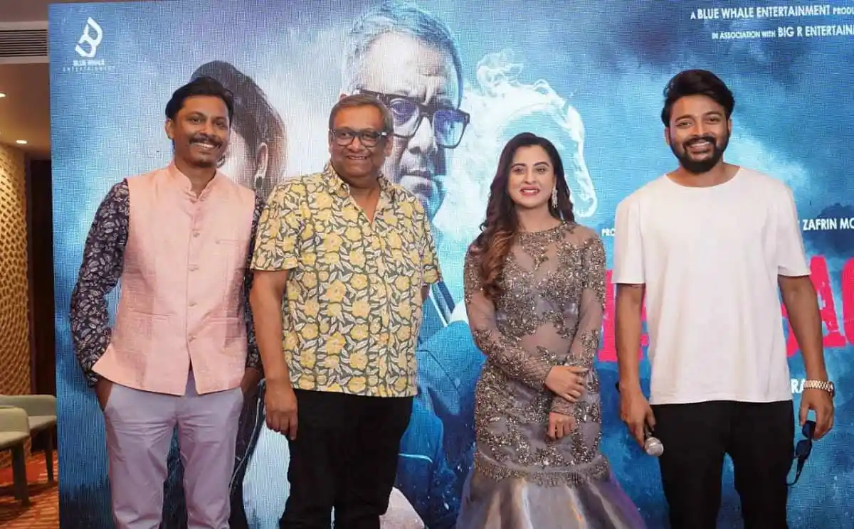 চ্যানেল আই অনলাইন এর সাংবাদিক ও কলাকুশলীরা ছবি তোলার সময়. Channel i News - চ্যানেল আই নিউজ