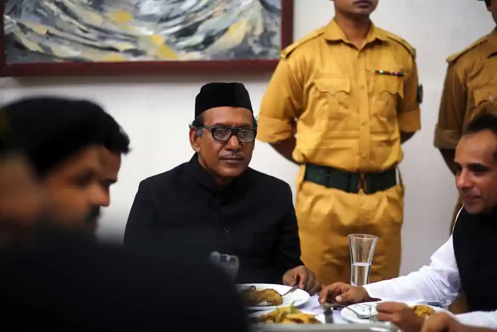 বাংলাদেশের রাজনৈতিক নেতারা খাবার খাচ্ছেন, সেনসর পাসের পর ৫৭০. Channel i News - চ্যানেল আই নিউজ