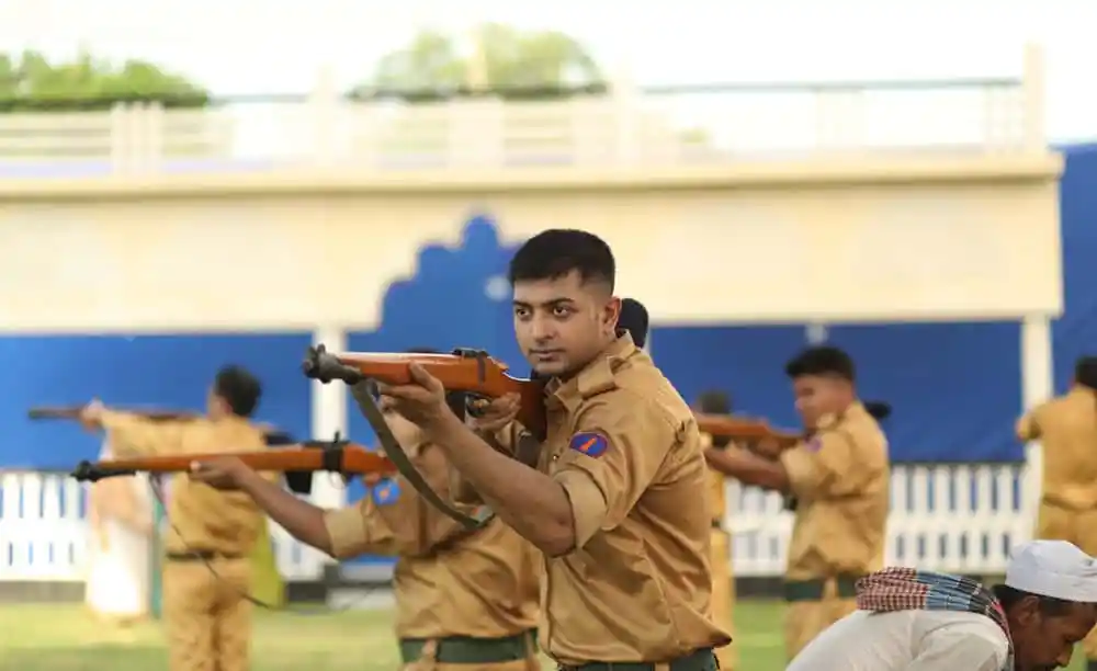 বাংলাদেশের যুবদল সদস্যরা অস্ত্রধারী প্রশিক্ষণ নিচ্ছেন. Channel i News - চ্যানেল আই নিউজ