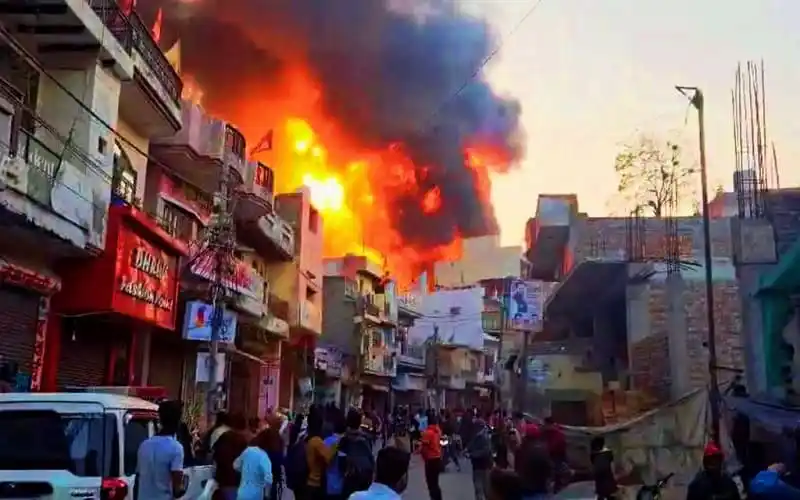 রঙ কারখানায় অগ্নিকাণ্ডের সময় ধোঁয়া ও আগুনের দৃশ্য. Channel i News - চ্যানেল আই নিউজ