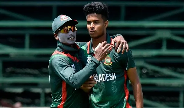 বাংলাদেশ ক্রিকেটাররা মাঠে জয়ের উল্লাসে মেতে উঠেছেন. Channel i News - চ্যানেল আই নিউজ