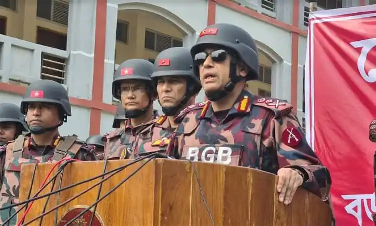 বিজিবি মহাপরিচালক অবৈধ প্রবেশের বিরুদ্ধে সতর্কতা দিচ্ছেন. Channel i News - চ্যানেল আই নিউজ