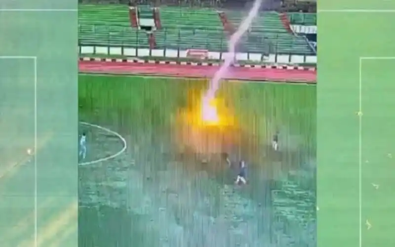 খেলার মাঠে বাজ পড়ার ফলে বিস্ফোরণ ও ধোঁয়া উড়ছে. Channel i News - চ্যানেল আই নিউজ