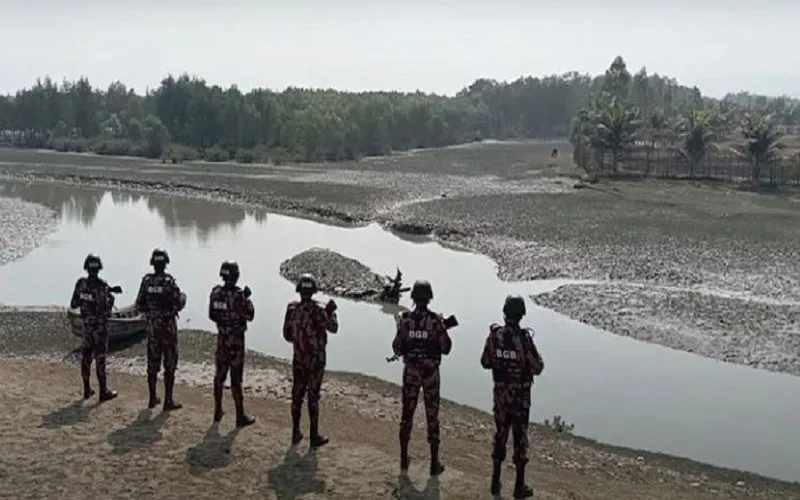 বাহিনী সদস্যরা নদীর পাড়ে অবস্থান করছে, নিরাপত্তা ব্যবস্থা জোরদার. Channel i News - চ্যানেল আই নিউজ